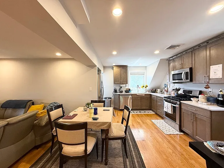 821 Winthrop Ave #2 — Photo 3