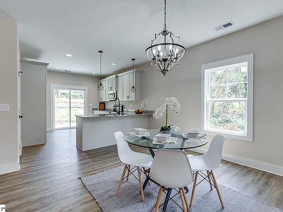 4th image of 10 Plum Dr