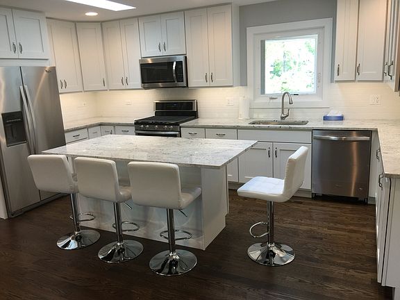 Kitchen island & appliances