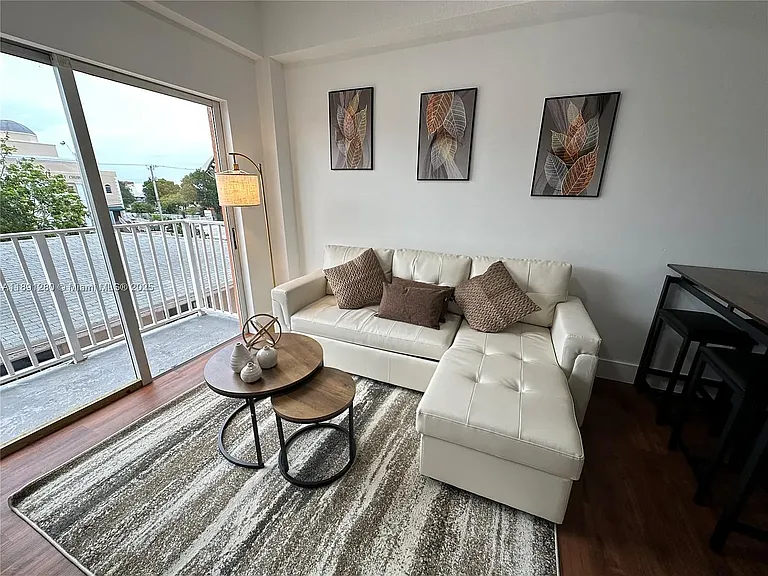 1638 SW 3rd St #303 — Photo 4