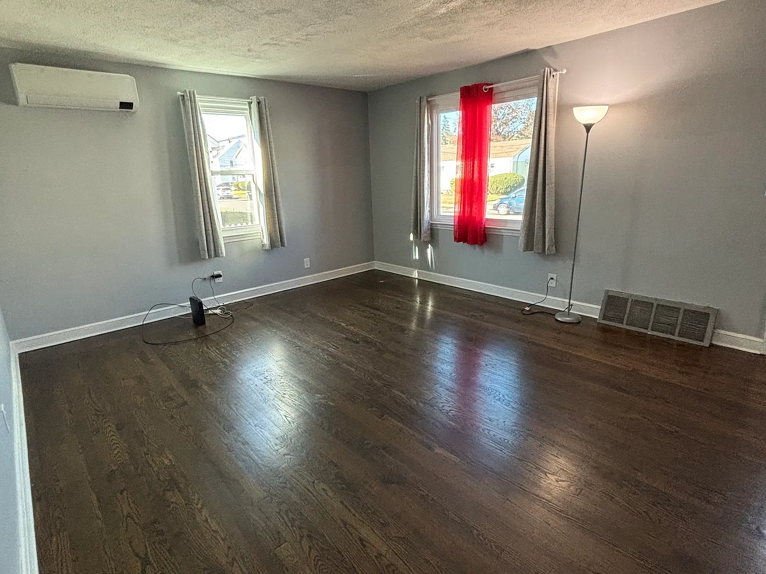 3 bed, 1.0 bath, 1248 sqft, $2,900 — Photo 2
