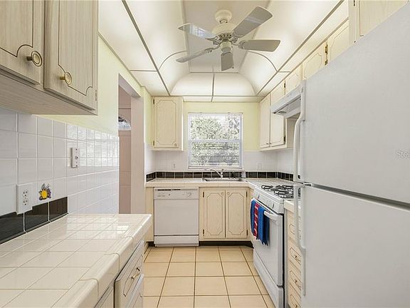 4th image of 200 El Camino Dr APT 209