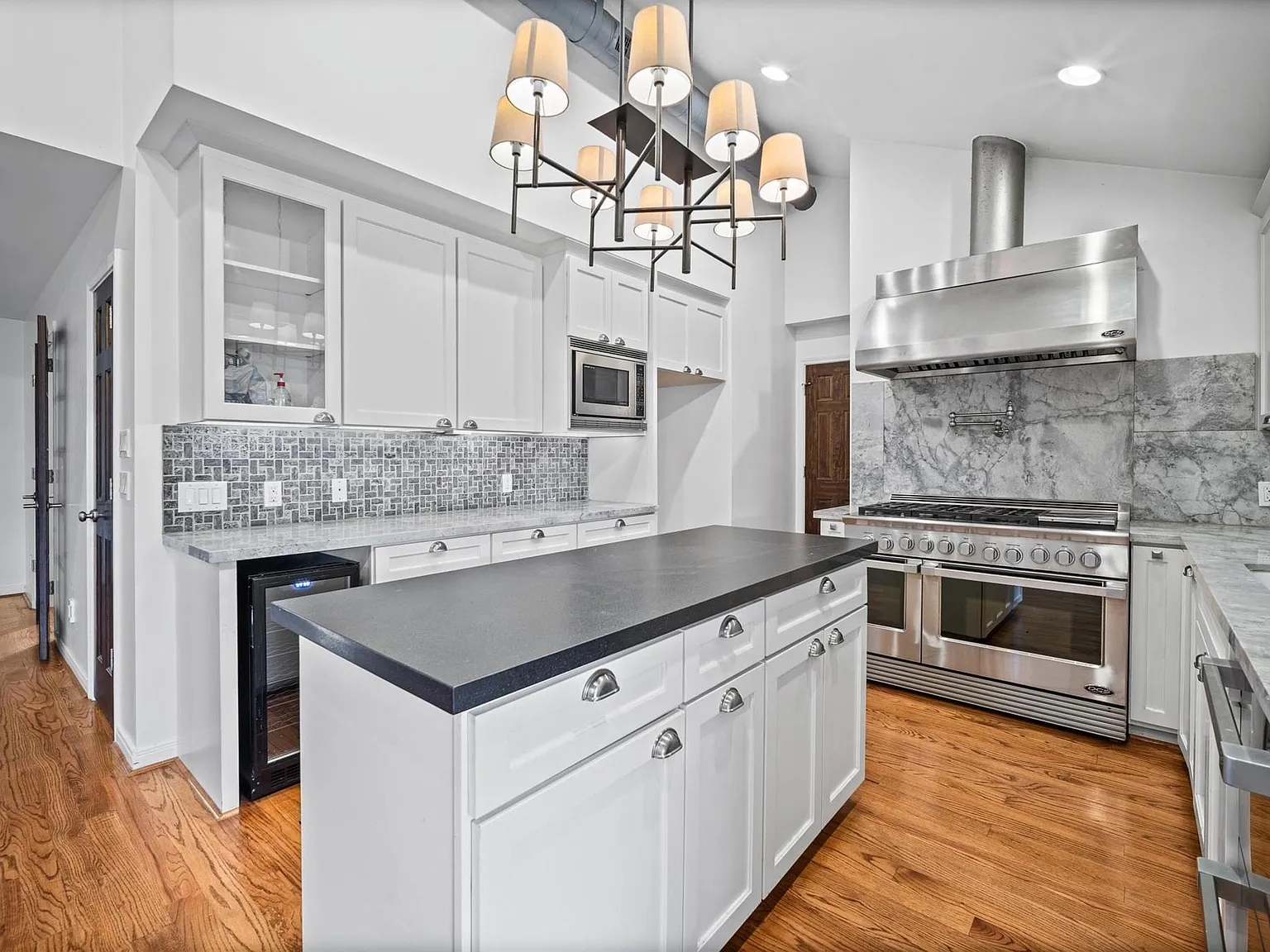 3 bed, 3.0 bath, 2015 sqft, $3,000 — Photo 4
