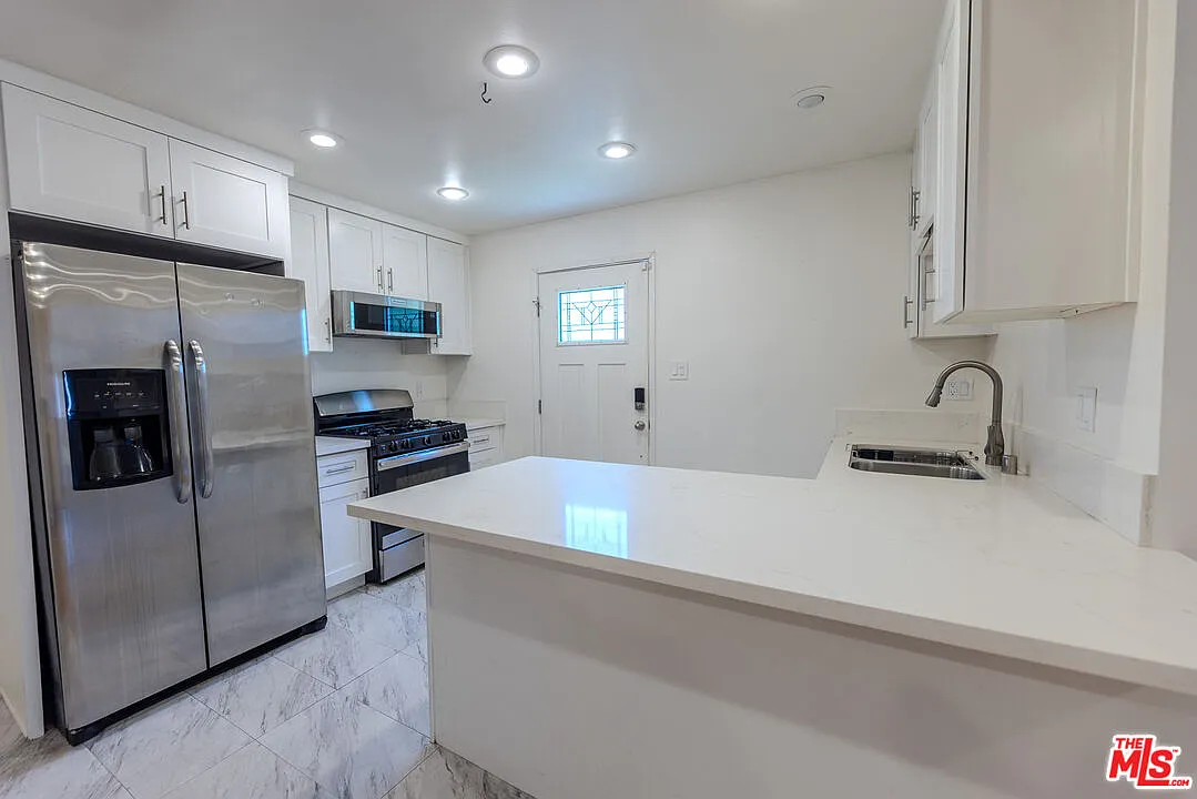 3 bed, 2.0 bath, 1300 sqft, $5,500 — Photo 4