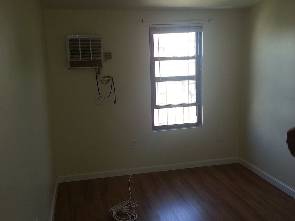 2nd image of 137 28th St APT 3