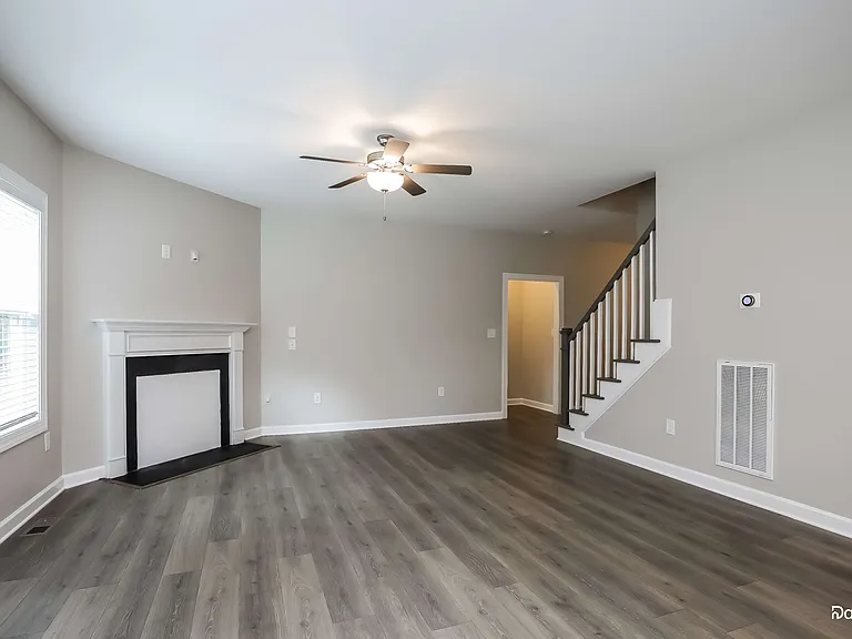 124 Stratocastor Dr — Photo 8