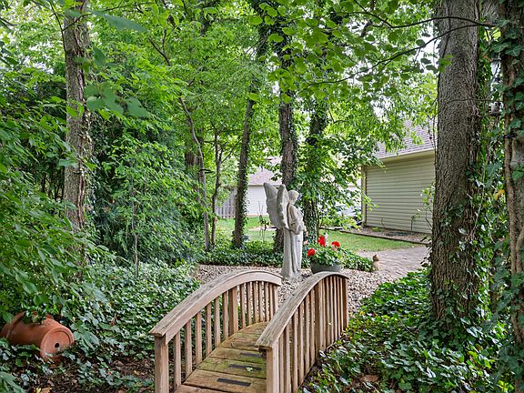 3rd image of 823 Jordan Dr