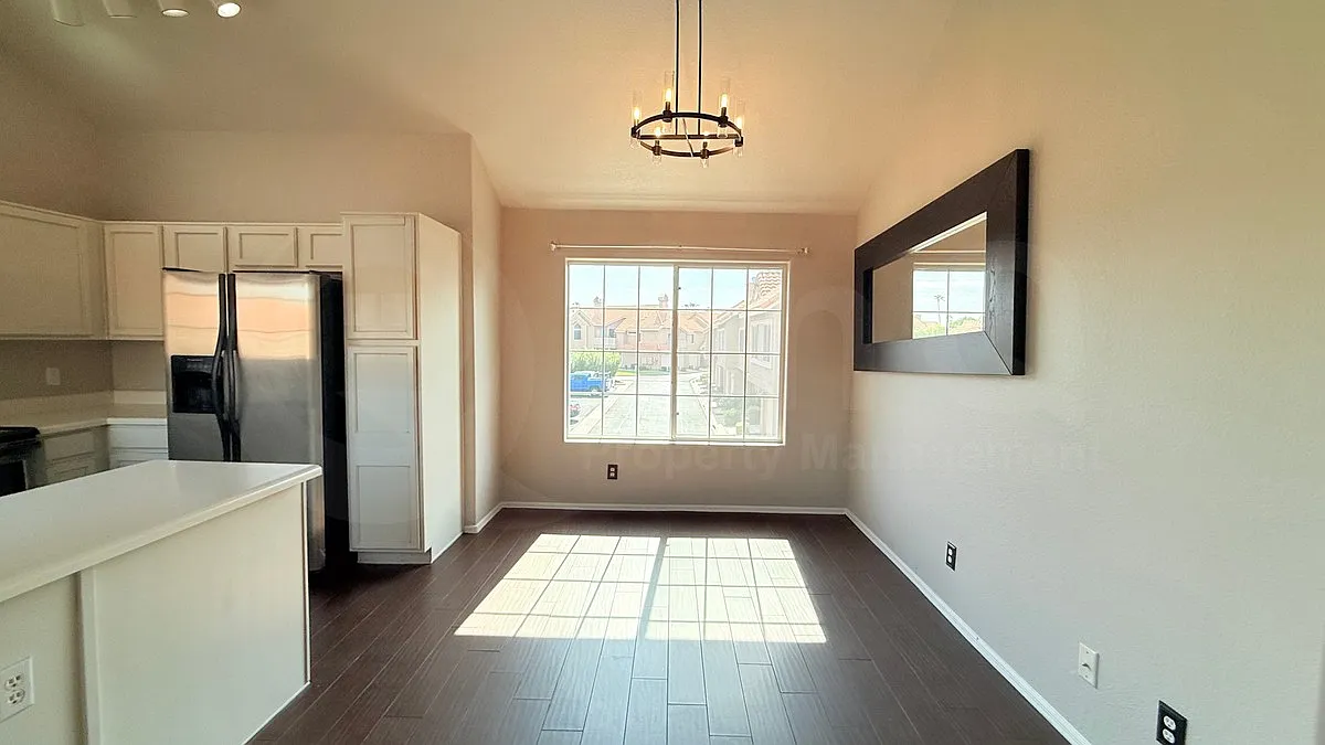 2 bed, 2.0 bath, 890 sqft, $1,749 — Photo 2