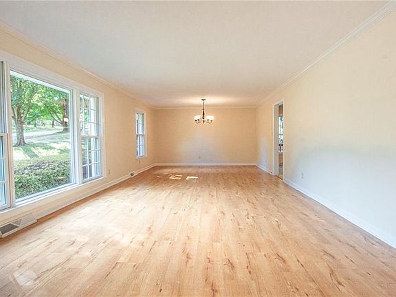 3rd image of 2711 Winslow Ln