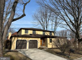 916 Clyde Ln, Philadelphia, PA 19128