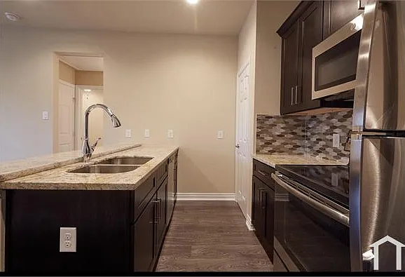 2 bed, 870 sqft, $1,400 — Photo 2