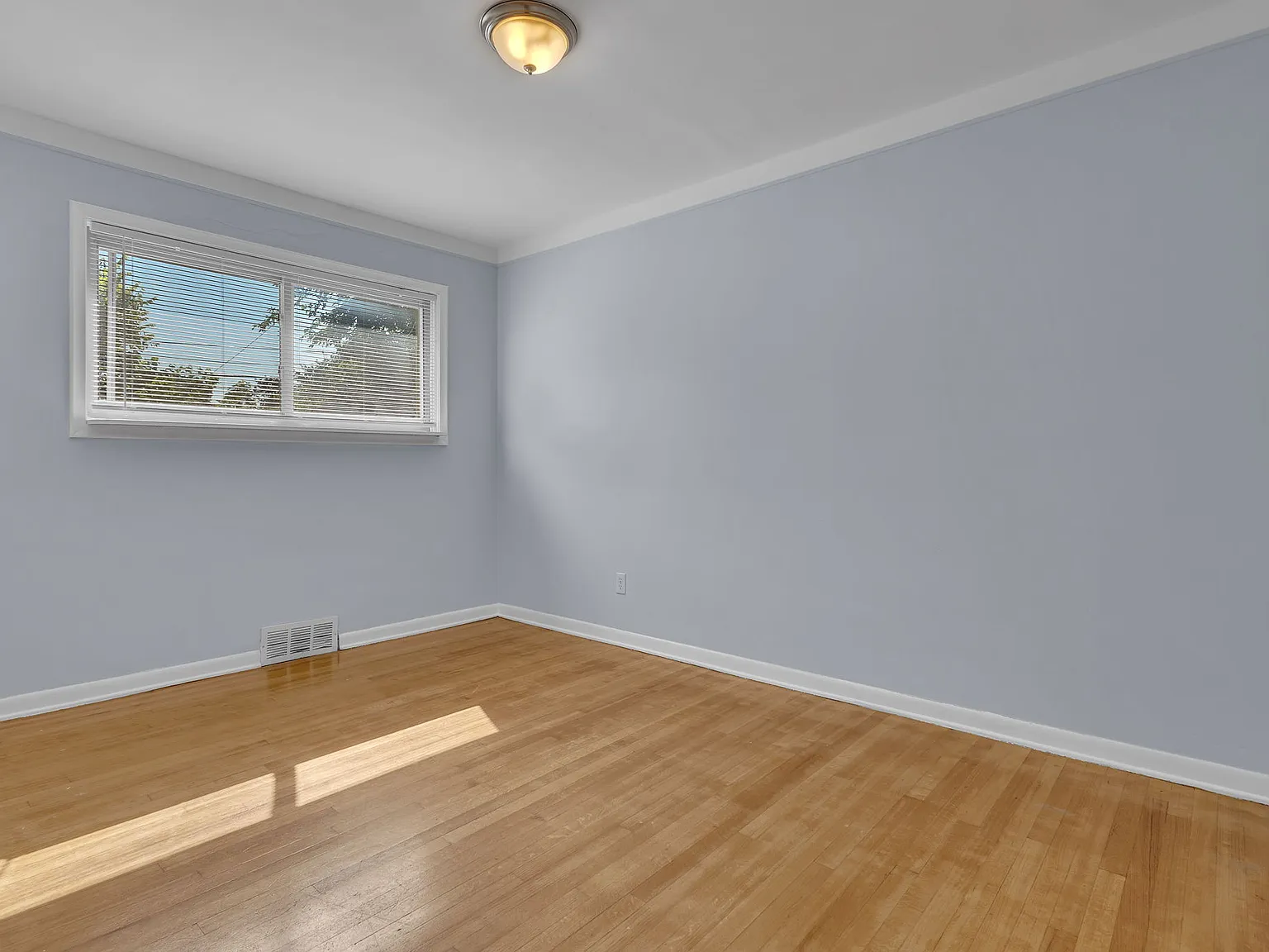 3 bed, 1.5 bath, 1168 sqft, $2,000 — Photo 4
