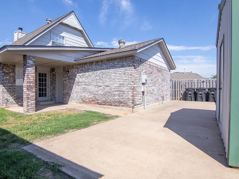 1431 Westmore Dr — Photo 4