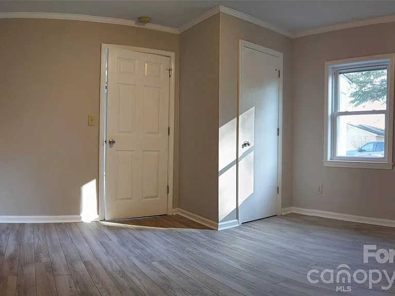 107 Hilltop Ln — Photo 3