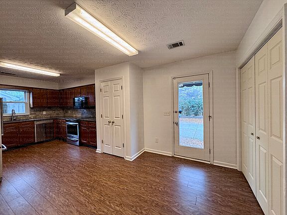 Dining Room 10'10 x 7'5