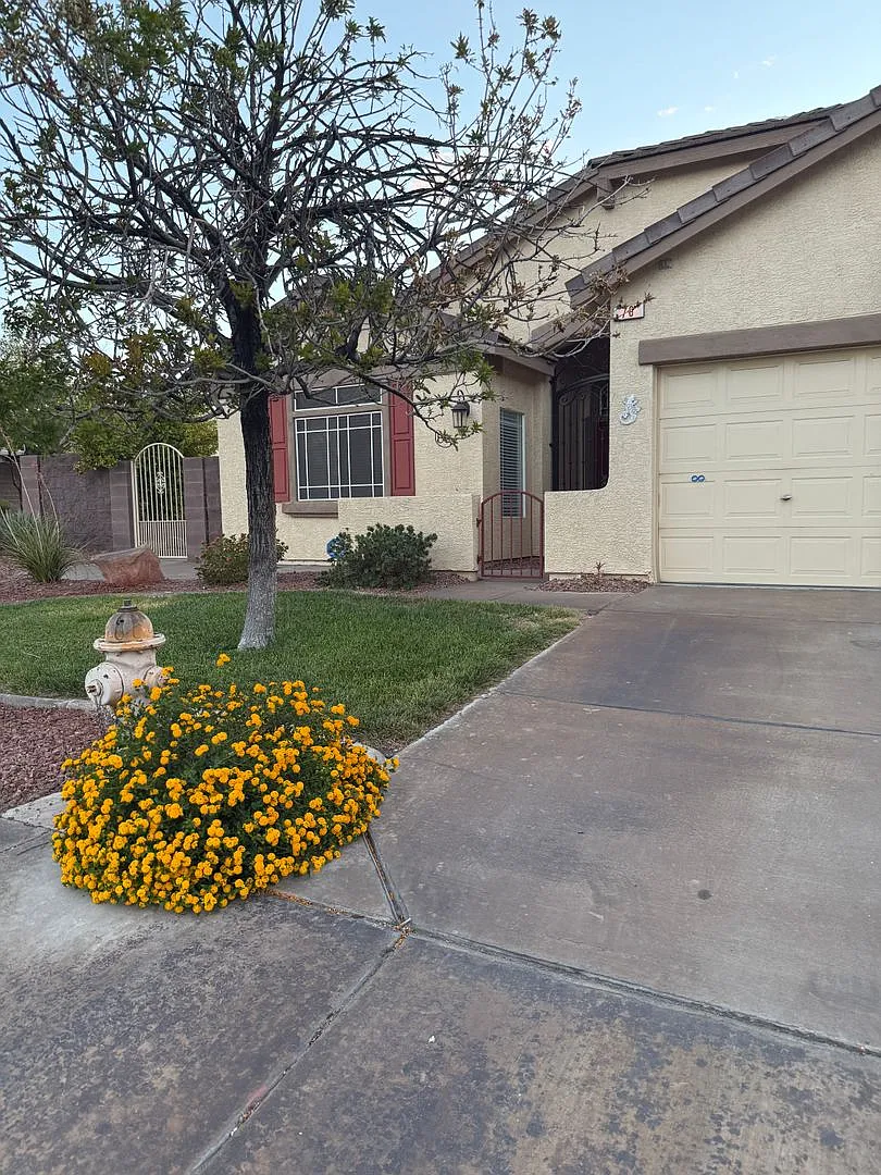 Lovely Single Story Home on a Corner Lot — Photo 3