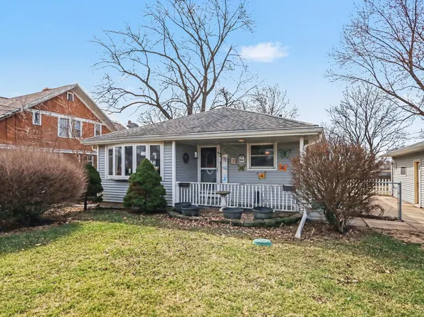 900 Old Indian Trl, Aurora, IL 60506