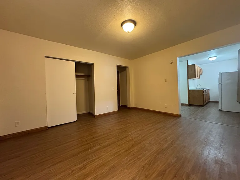 Regis Apartments — Photo 15