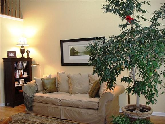 LIVING ROOM 16X12