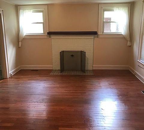 5th image of 2531 Woodbine Ave