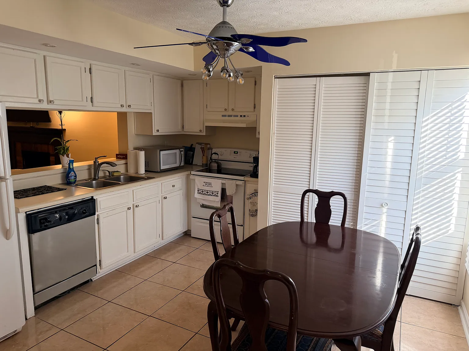 3 bed, 1220 sqft, $2,200 — Photo 4
