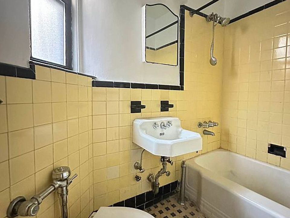 2nd image of 207 Underhill Ave #3B