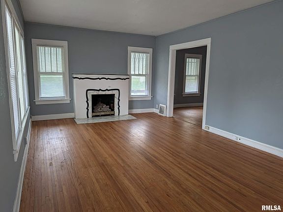 5th image of 159 W Locust St