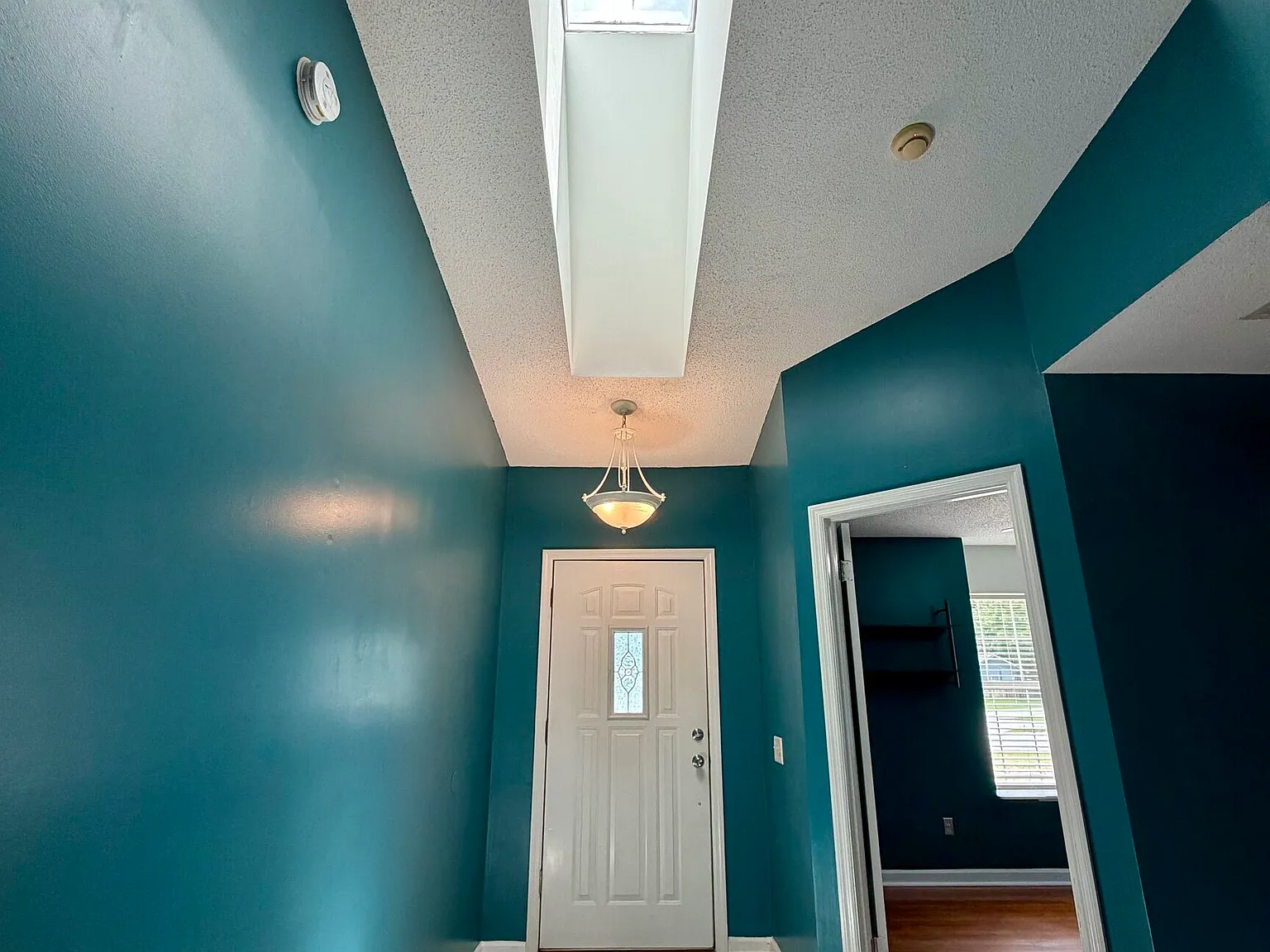 3 bed, 2.0 bath, 1308 sqft, $1,800 — Photo 3