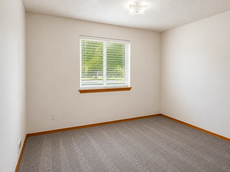 1110 E Singing Hills Dr — Photo 10