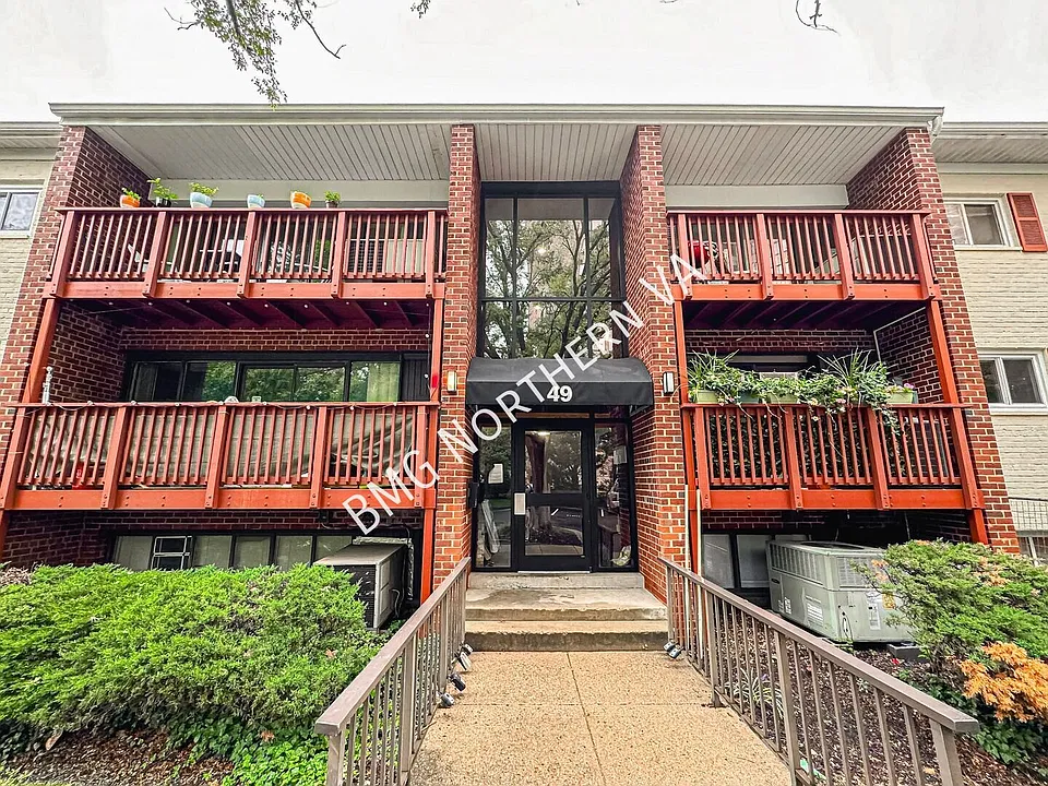 49 Skyhill Rd #202