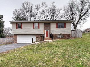 404 Foxcroft Dr, Kingsport, TN 37664