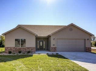 255 August Hill Dr, Mt Zion, IL 62549