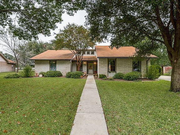 2nd image of 104 S Bluebonnet Dr