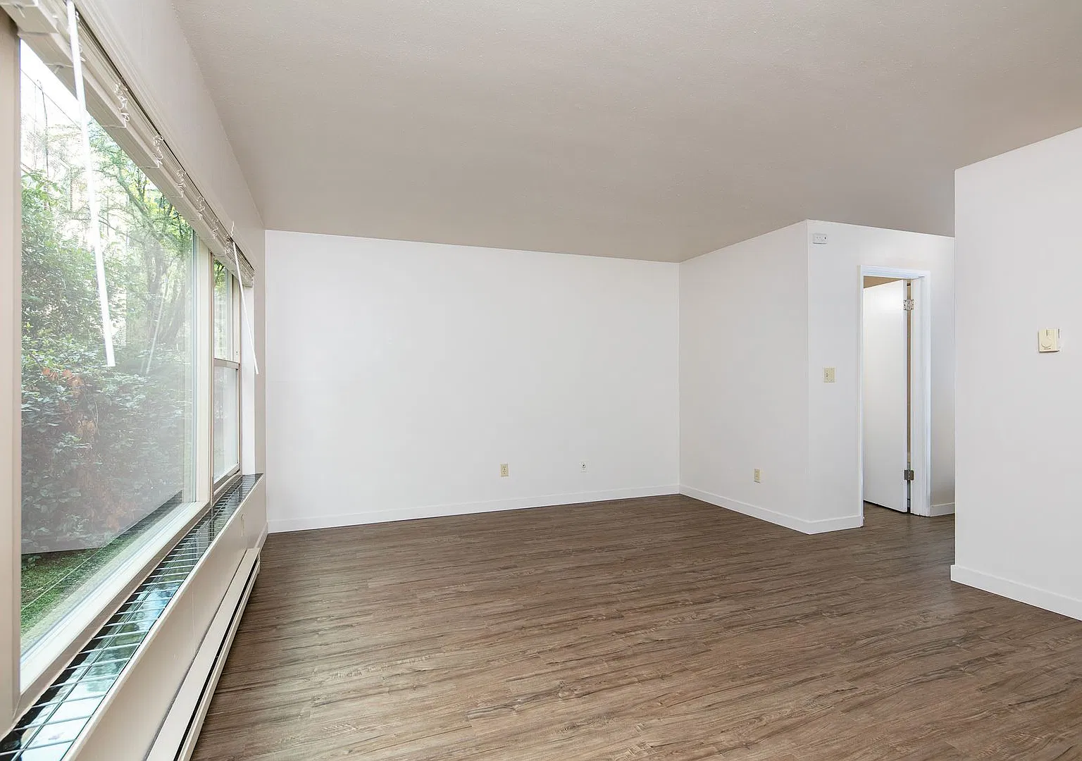 Avante Apartments - Charming, Centrally Located Building with Off Street Parking! — Photo 3