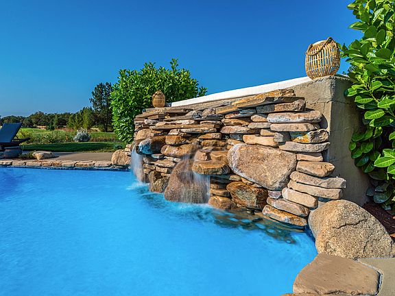 5th image of 222 Prairie Landing Dr