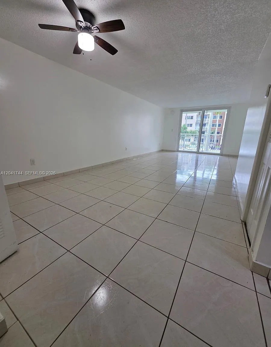 Coral Gate East Condo — Photo 2