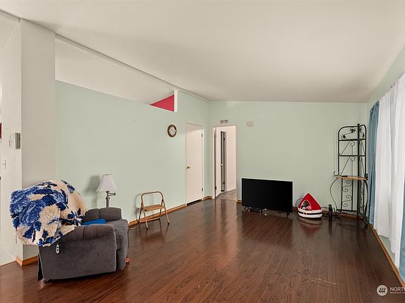 4th image of 201 W Oakview Avenue #90