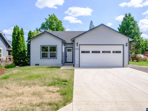 158 SE Ivy St, Mill City, OR 97360