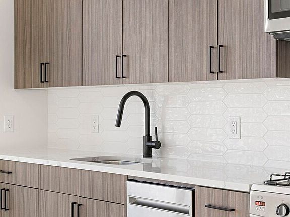 3rd image of 130-132 Mallory Ave #5