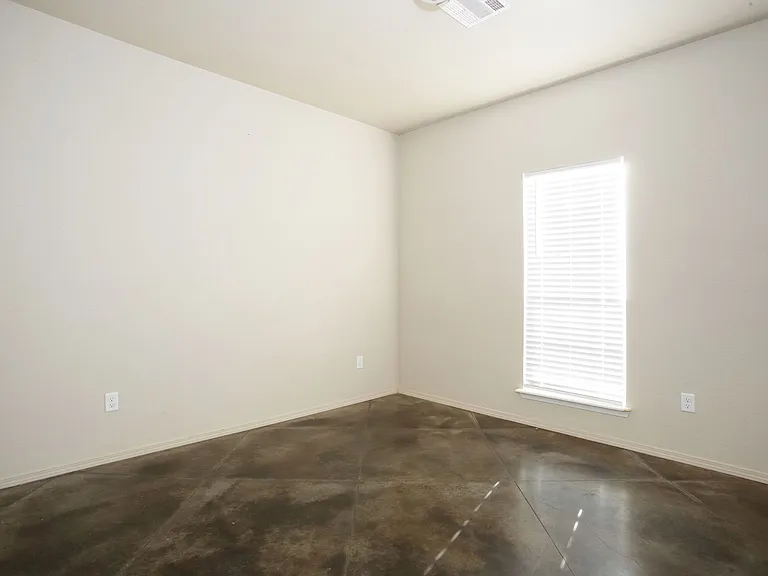 4600 Gloster St — Photo 13