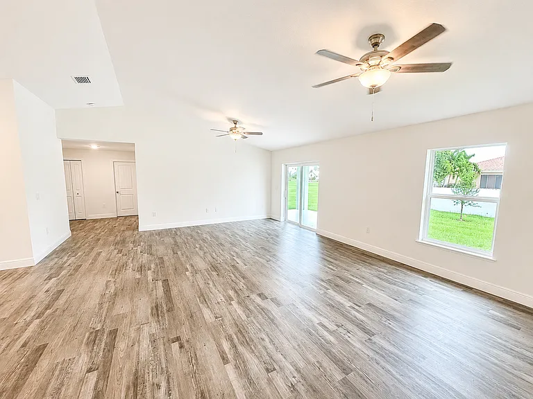 233 NW 22nd Pl — Photo 3