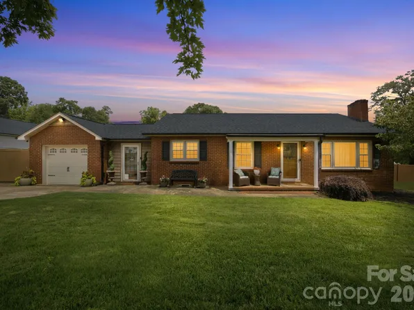 300 Eastwood Dr, Mount Holly, NC 28120