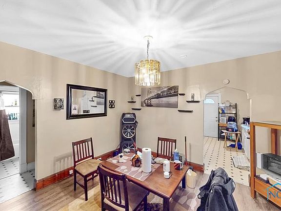 4th image of 724 Ashwood Ave