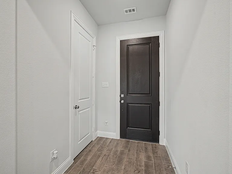 537 Hutchinson Ln — Photo 4
