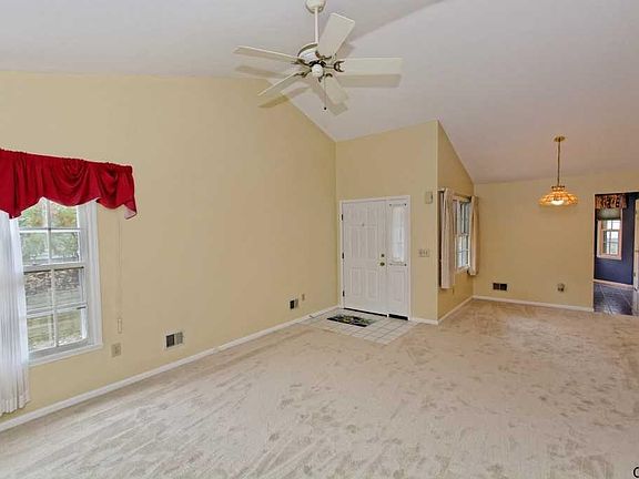 4th image of 587 Highwood Cir