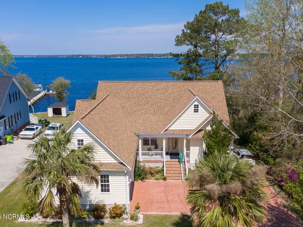 695 White Oak Crossing, Swansboro, NC 28584