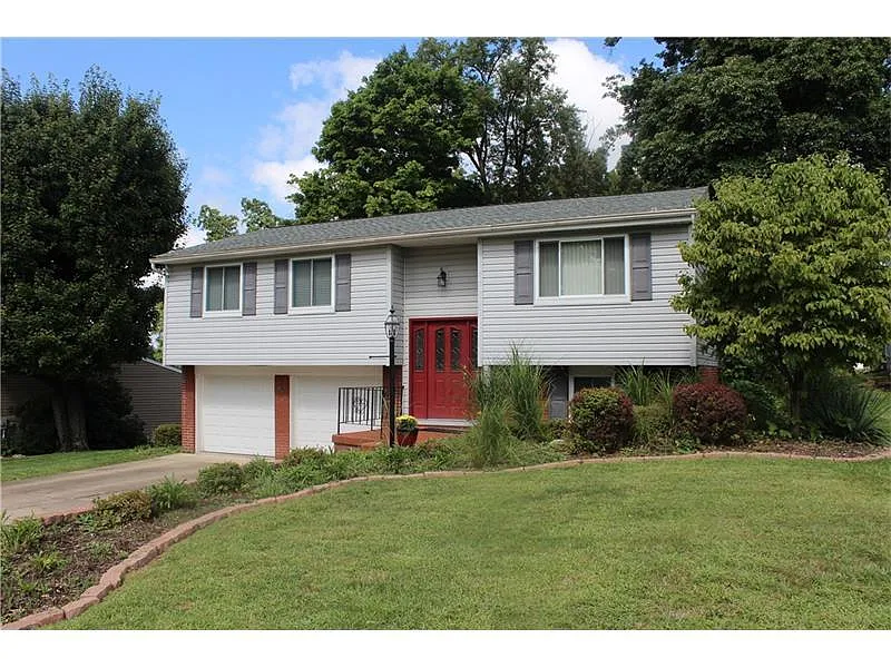 220 E White Oak St photo 1