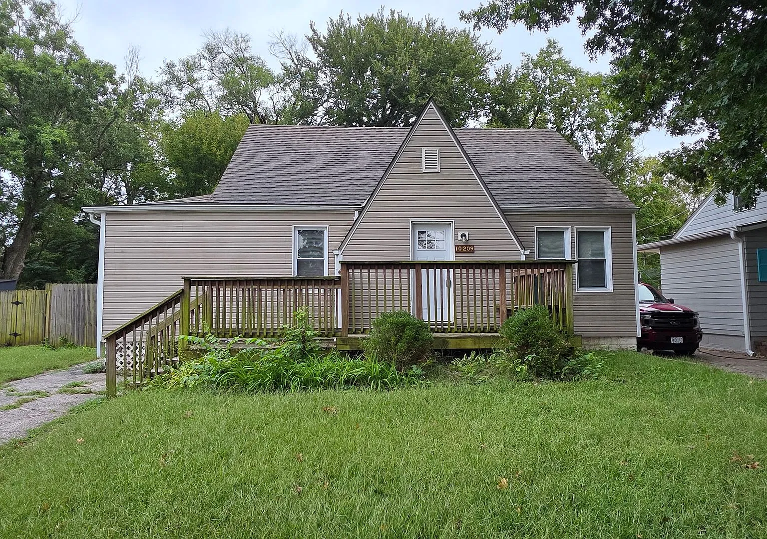3-Bedroom, 1.5 Bath Single Family for Rent in Raytown, MO | Attached Garage & Modern Kitchen — Photo 1