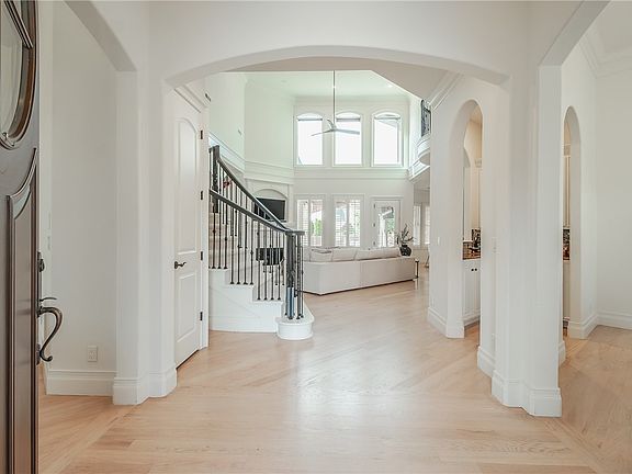 2nd image of 41 W Buckingham Dr