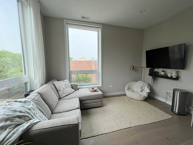 3757 N Sheffield Ave #2010 — Photo 1